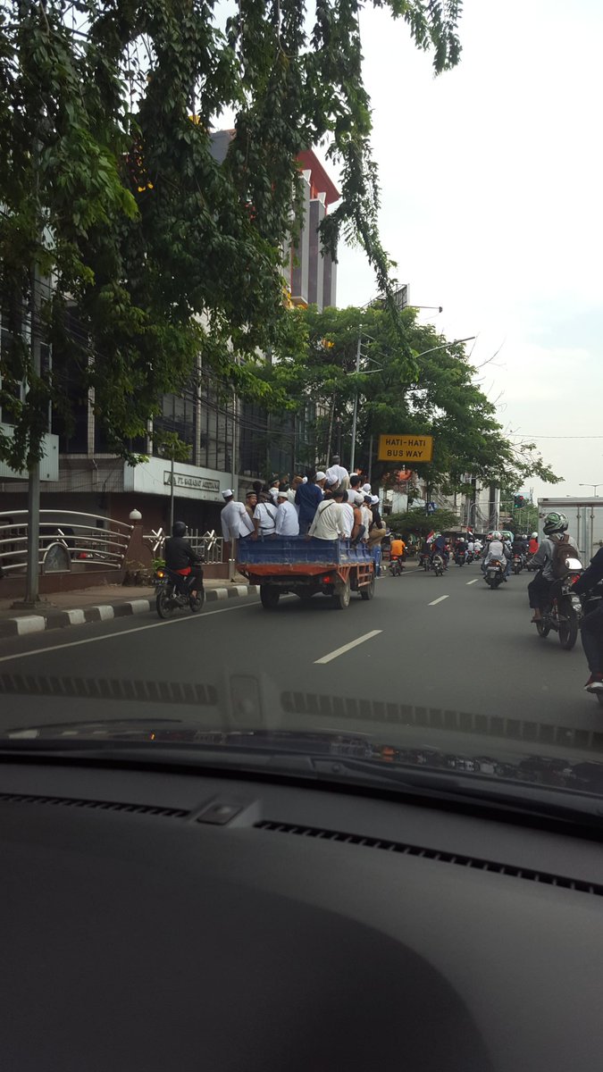 Iringan massa pukul 1.15 menuju istiqal dr ancol gunung sahari <a href="/TMCPoldaMetro/">TMC Polda Metro Jaya</a> <a href="/RadioElshinta/">Radio Elshinta</a> <a href="/SonoraFM92/">Radio Sonora Jakarta</a>