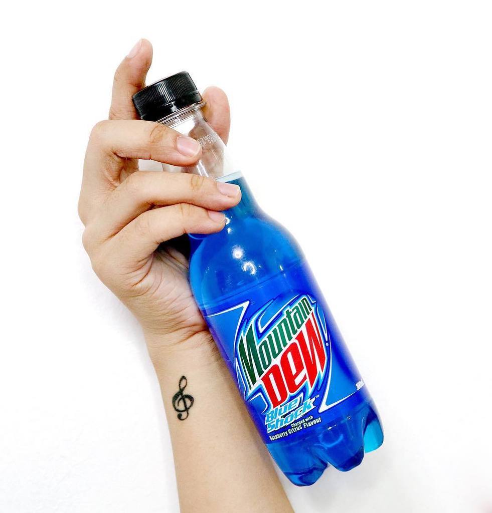 genzelhl's tweet photo. Which #DEWmocracy flavor did you vote for? #DewBlueShock or #DewLiveWire? I actually love … https://t.co/GATeOagFlw https://t.co/AEzmSrO727