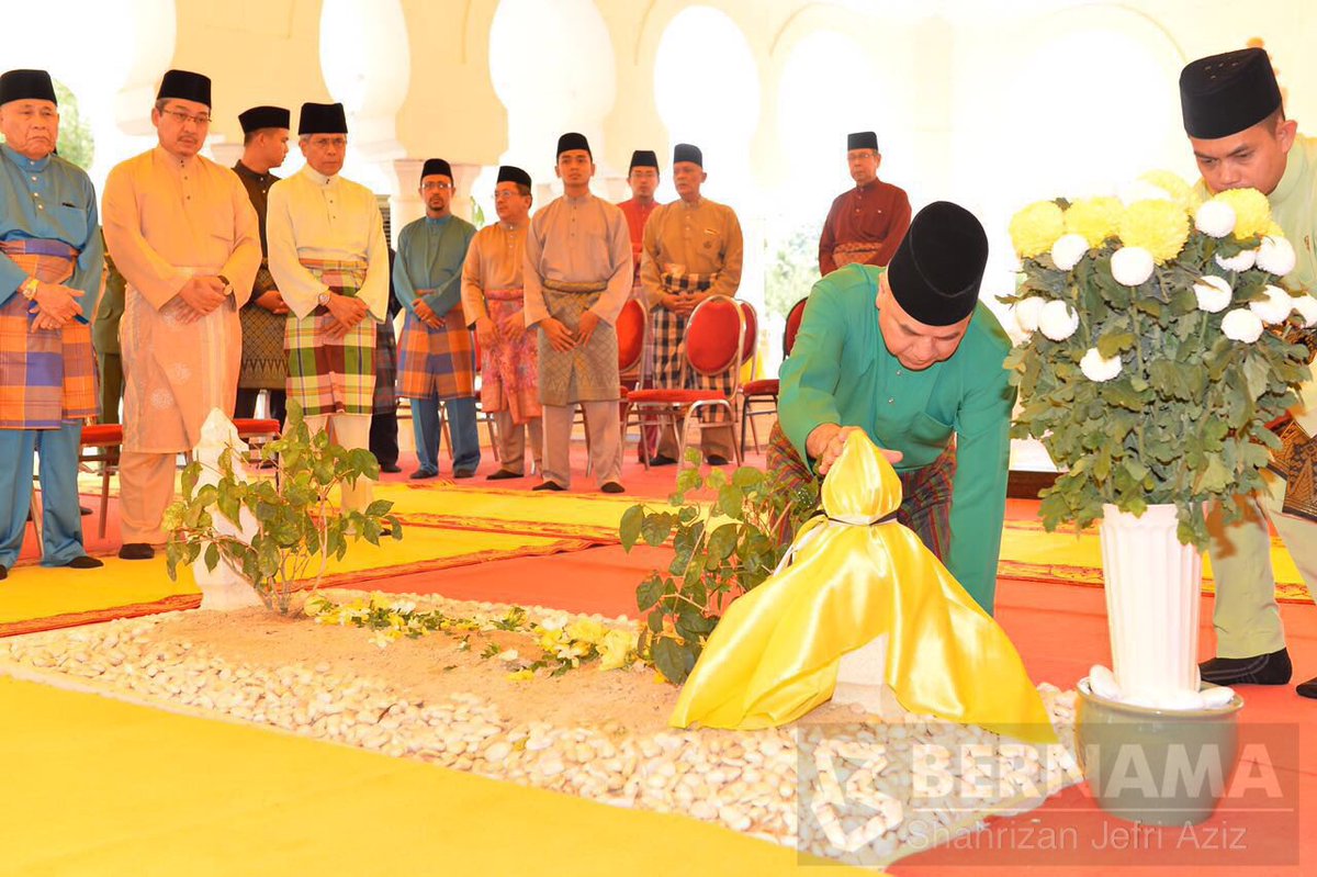 bernamadotcom's tweet photo. Sultan Perak Sultan Nazrin Shah menziarahi kubur ayahandanya Almarhum Sultan Azlan Shah di Makam Diraja Kuala Kangsar https://t.co/sMBPwjj7xX