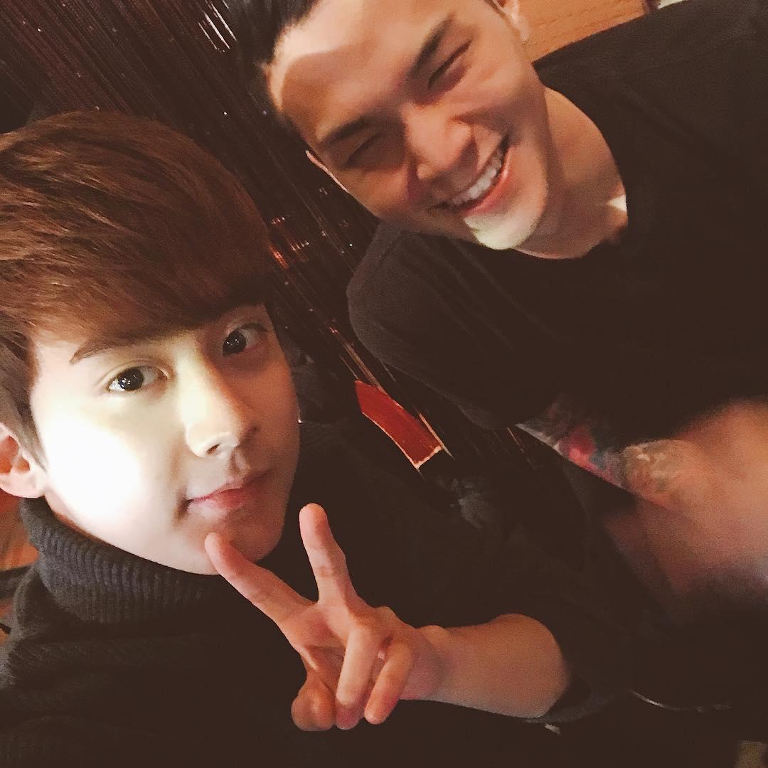 NAP_THAILAND's tweet photo. เมื่อคืนหนุ่มๆก็มาทำมิชชั่นกันนะคะ 
ชอนจิมาโพสรูปกับพพี่แคปตอนเที่ยงคืนเป๊ะ
แอลโจมาโพสคลิปอวยพรวันเกิด https://t.co/9dMvfIsgfV