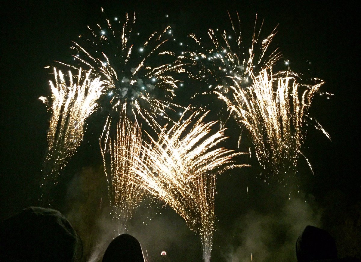 BlinR's tweet photo. Stunning, even better than last year! #rbcs2016 #SonningFireworksLtd https://t.co/KKG1lhFZGi