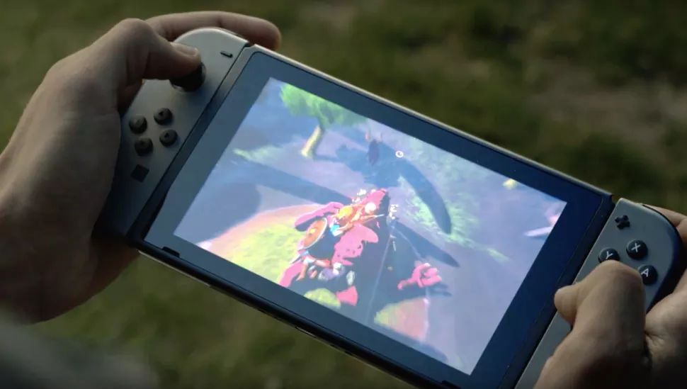 NintendoSwitc's tweet image. Volgens een insider zal de Switch een 6,2-inch 720p-scherm hebben, 4 GB RAM en 32 gb opslag. Geen 1080p helaas, maar toch mooi op 6.2 inch?