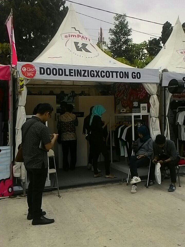 Jumat Sore di Bandung gini enaknya cuci mata dan belanja di #simPATIKickfestXBandung