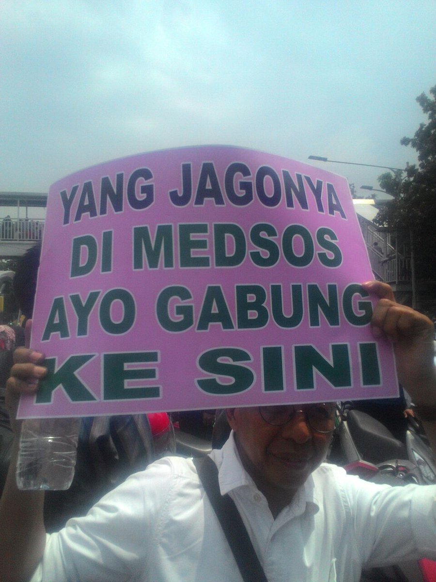IndonesiaDjoeng's tweet photo. ayooo aksi masih berlangsung teman seindonesia memanggil  #AksiDamai411 https://t.co/ryzhTIJVeY