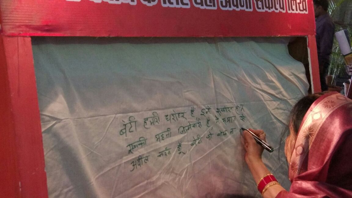 माननीय मंत्री जी एवं सचिव महोदया का राज्योत्सव में लगे विभागीय प्रदर्शनी का भ्रमण एवं अवलोकन।