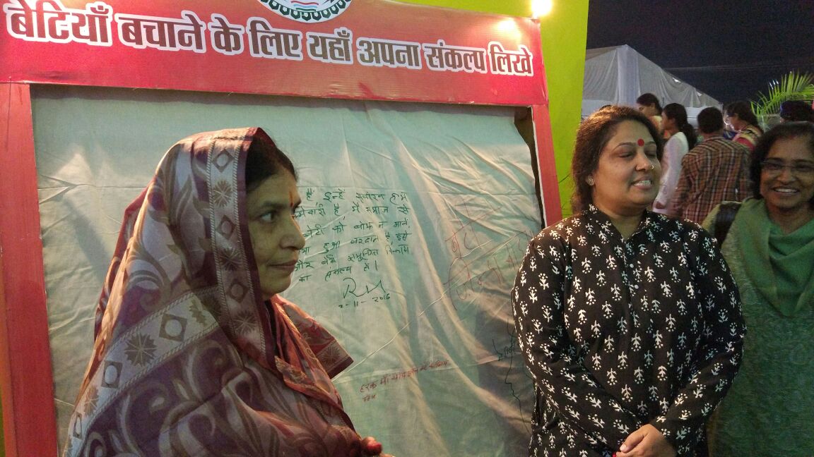 माननीय मंत्री जी एवं सचिव महोदया का राज्योत्सव में लगे विभागीय प्रदर्शनी का भ्रमण एवं अवलोकन।