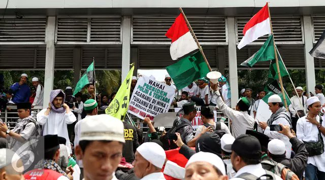 Indosiar's tweet photo. Demo 4 November, #AksiDamai411 Jadi Trending Topic Dunia. @liputan6dotcom https://t.co/Qi8mvC1sUO https://t.co/7gvxsUpom6