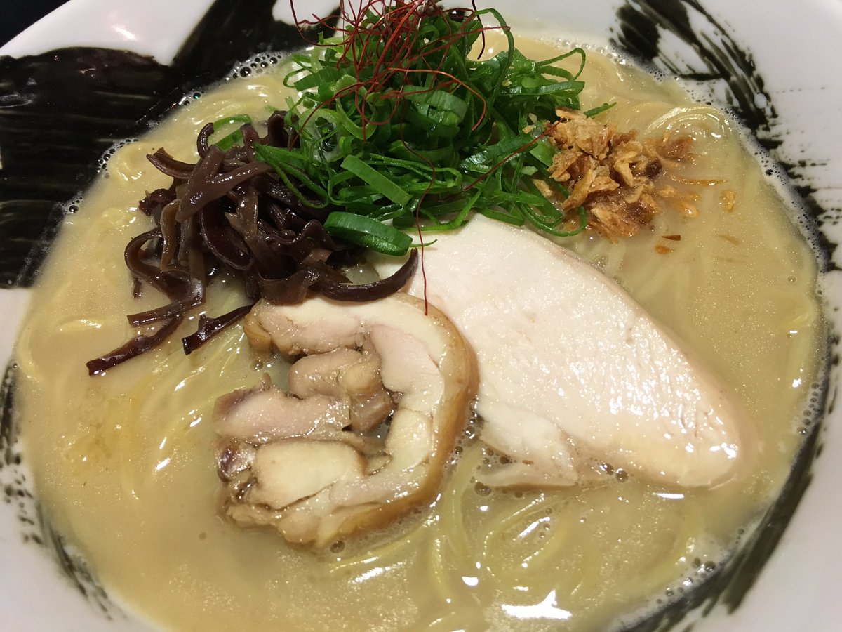 ラーメン新天地 11月限定 濃厚鶏白湯 850円 毎年好評をいただいている濃厚鶏白湯が今年もやってきました 大量の鶏 と野菜で焚いた濃厚鶏白湯スープに 燻製もも肉と低温調理のムネ肉の2種類の鶏チャーシュー 今が旬の九条ネギをトッピング 是非お