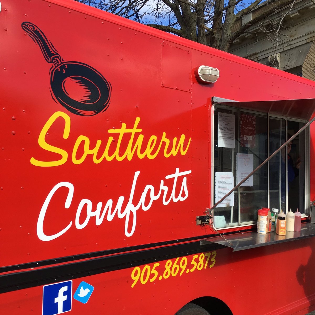 SimcoeBia's tweet image. Looking for lunch options downtown? Check out the Southern Comforts Food truck Mon-Fri 11am-3pm on Peel St. #downtown #Norfolk