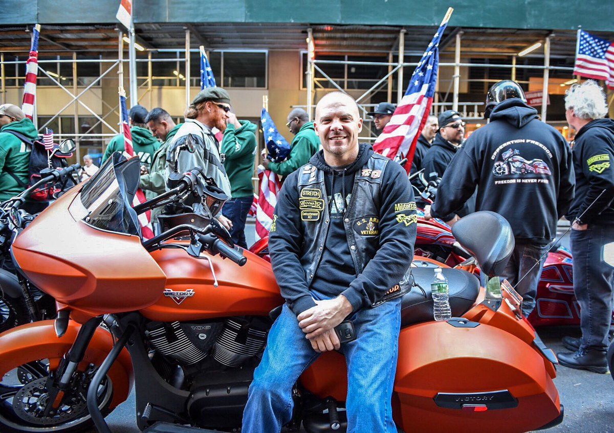 Veteran Andrew with #IAVA. Thank you for your service 👊 #VeteransDayParade #VetsRising #VeteransDay