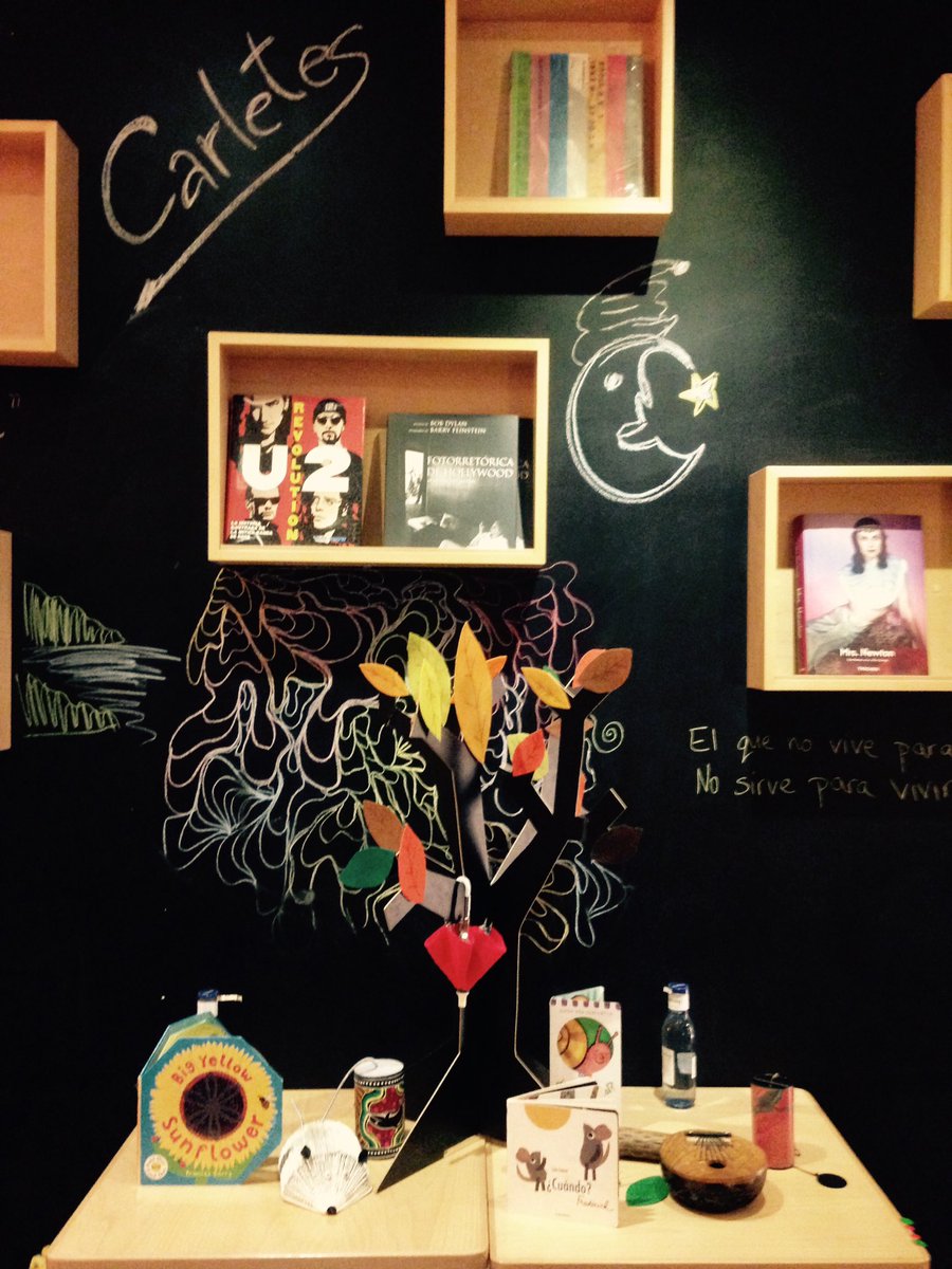 Todo listo para celebrar el #DíadelasLibrerías en <a href="/LibreraHydria/">LibreríaHydria</a> con <a href="/unpuntocurioso/">unpuntocurioso</a> ¡a disfrutar de los cuentos! #Salamanca #lectura