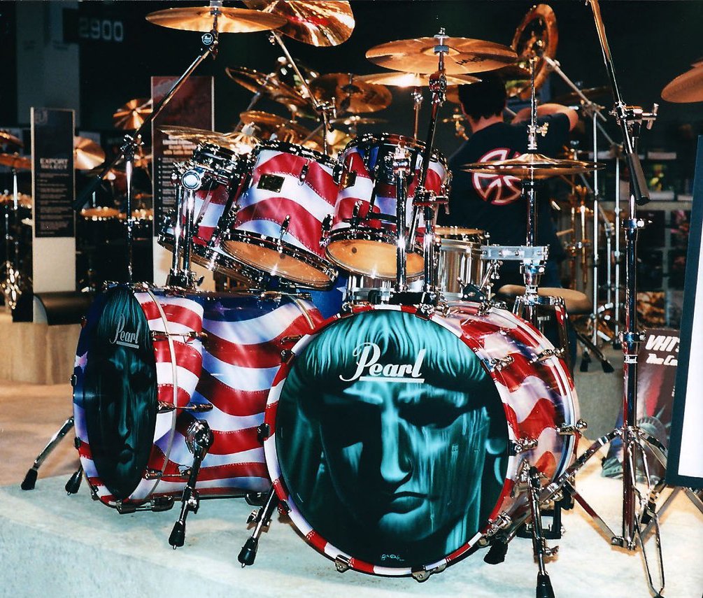 PearlDrumCorp's tweet image. #FlashbackFriday #PASIC16 is happening right now but here&apos;s a custom painted Masters Series kit from a past NAMM show.