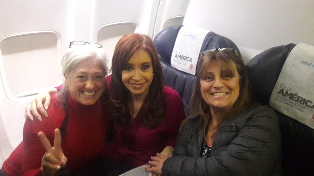 alemanen_loken's tweet photo. Hola cumpis !!! Estoy en El CHALTEN AHORA Y MIREN CON QUIEN VIAJE DESDE AEROPARQUE HASTA EL CALAFATE ? https://t.co/BEpRYfnexd