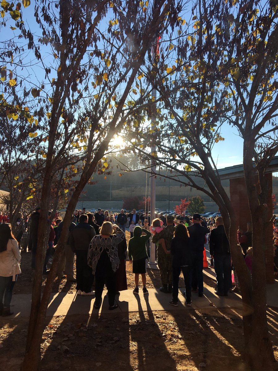 SchultzMelanie1's tweet photo. Veterans Day ceremony @HVES_Hawks https://t.co/XZtTWR8I4L