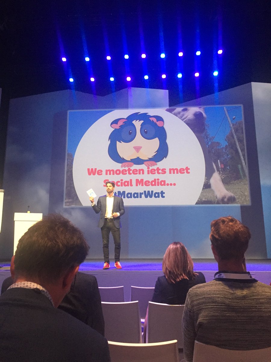 renedigiredo's tweet photo. Leuk om @gheijkoop weer eens te zien...en hij begint gelijk goed: hij geeft aan iedere aanwezige zijn boek weg. Top! #NVC2016 #knmvd https://t.co/B2Lu0Gsgx9