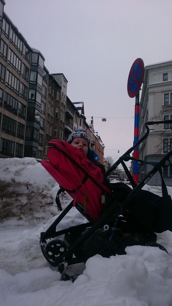 De rödgrönas feministiska snöskottningspolitik fungerar. I 3 dagar har alla barnvagnar jag mött dragits av män.