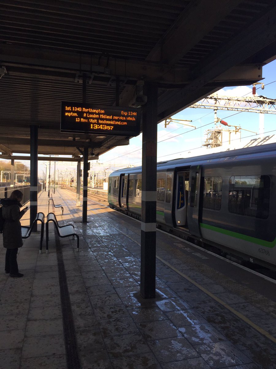DrewWebbPhoto's tweet photo. @LondonMidland 13:44 doors still open with 13:43:57 so clearly not A rule still no explanation. https://t.co/ZPlo1VJvDb