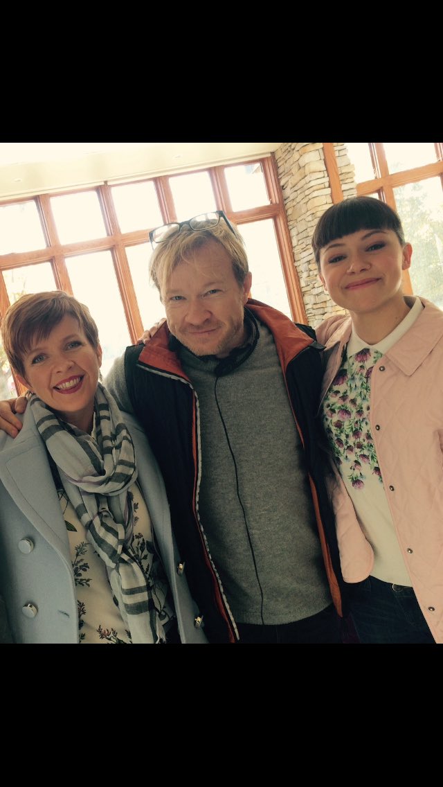 tatmasenespanol's tweet photo. Tatiana como Alison, John Fawcett y Christina, hermana de John y la inspiración principal para el personaje de Ali. :) #Temp5 #OrphanBlack https://t.co/lUUJtwAIoj