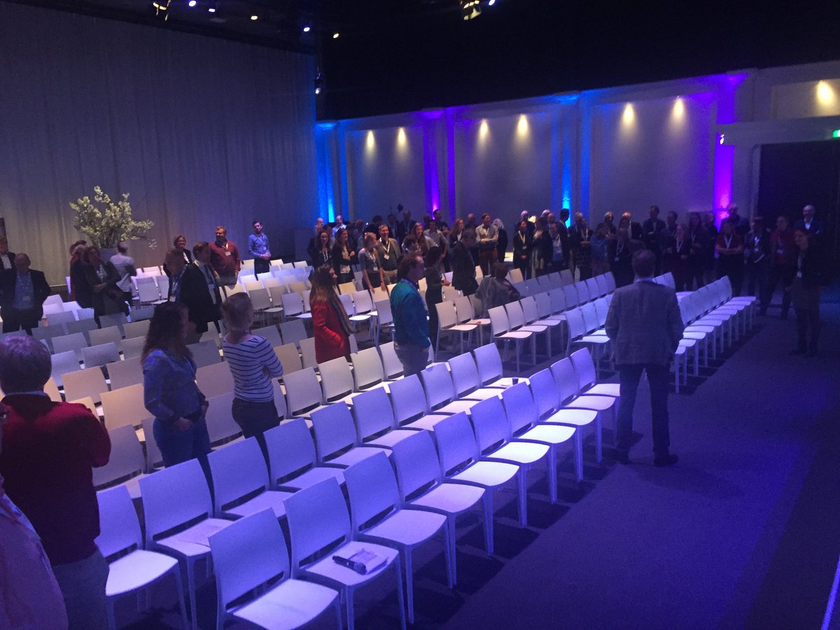 renedigiredo's tweet photo. Geweldig hoe @gheijkoop de zaal in beweging krijgt: rechts in beeld staat iedereen die niet echt iets met Social media doet #knmvd #nvc2016 https://t.co/wpeR8xzGUi