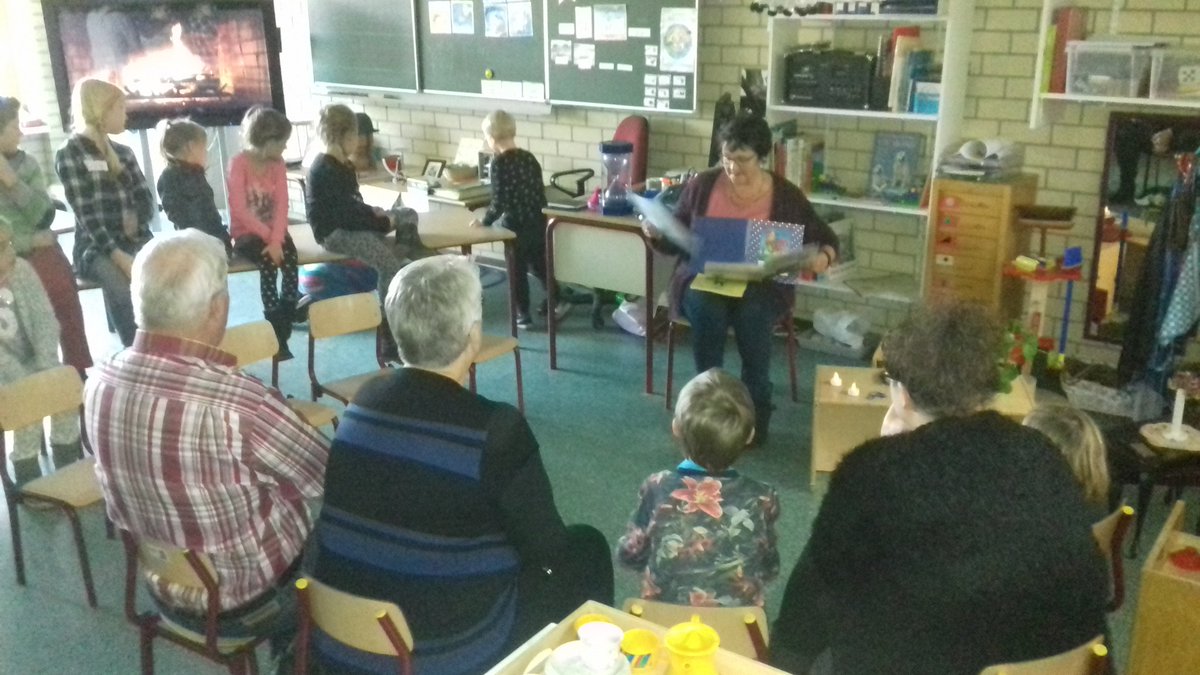 Lindekring's tweet image. Geweldige #viering ! Volle bak met heel veel ouders en opa's en oma's #project #otensien