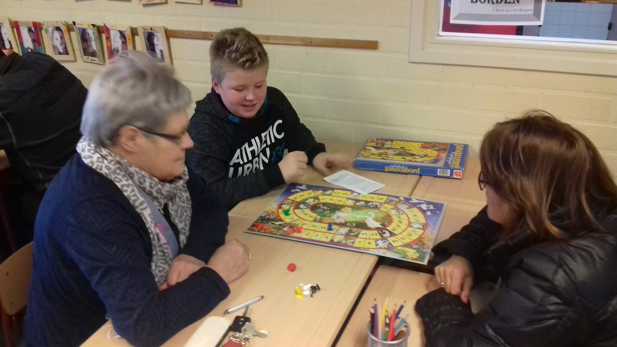 Lindekring's tweet image. Geweldige #viering ! Volle bak met heel veel ouders en opa's en oma's #project #otensien