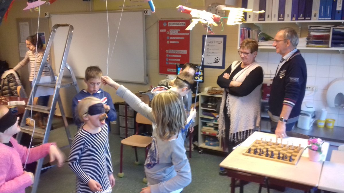 Lindekring's tweet image. Geweldige #viering ! Volle bak met heel veel ouders en opa's en oma's #project #otensien