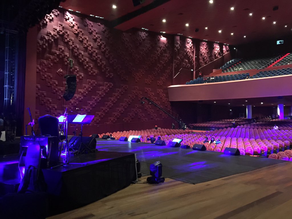 louiepedroso_'s tweet photo. #whenjulieannemeetschristian in a few!! @ the Kia theatre https://t.co/83tHrUm66L