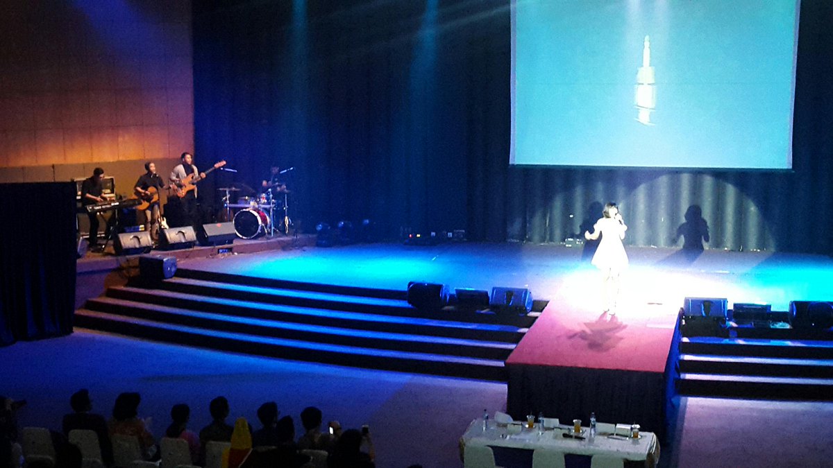 Miss_UMN's tweet photo. The Apple Project is now performing on stage!
#MISSUMN2016Iridescent https://t.co/sOryXtNX12