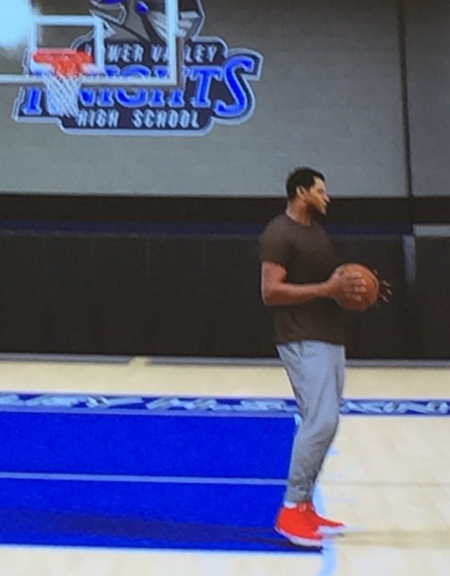 Gameonysus's tweet photo. My brother already owned everything for his #NBA2K17 cosplay. 😂😭 #gaming #sportssims #videogames #GamersUnite https://t.co/TwsljmGAx5