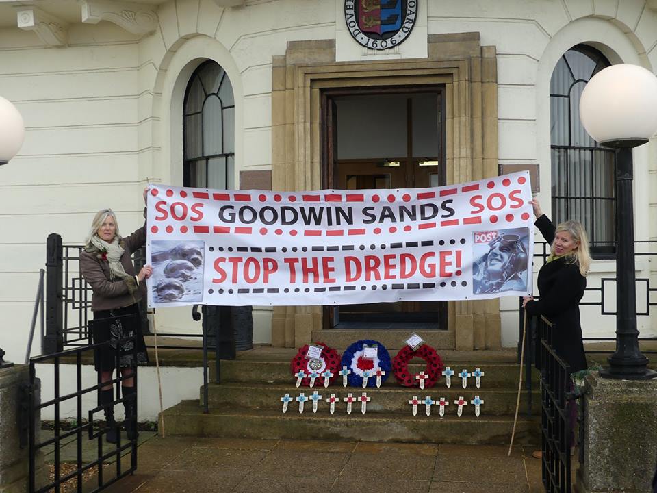 Deal_Town's tweet image. .@GoodwinSandsSOS outside Dover Harbour Board @tpwroyal @Port_of_Dover 

#MaritimeNation #WeWillRememberThem #ArmistaceDay @The_MMO