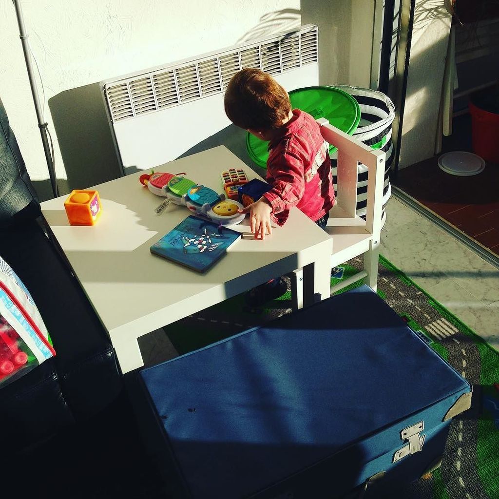 PapaAuFoyer's tweet photo. De retour de chez @ikeafrance, le Loulou a son petit bureau comme papa ! #coinbebe #ikea #… https://t.co/yrt9Hoedsc https://t.co/c58S5Te2Cv