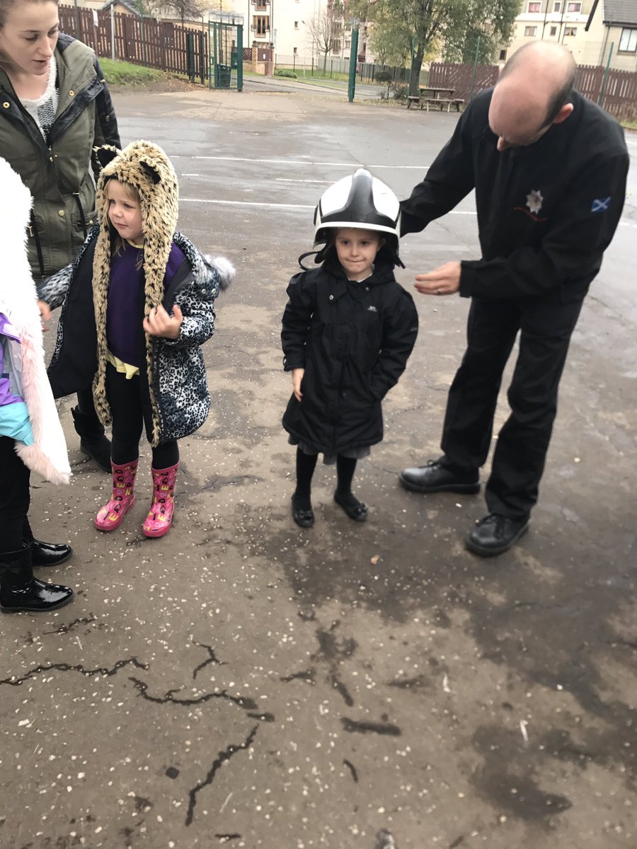 netherweans's tweet photo. We tried on the helmet too #effectivecontributors #firesafety #firefightervisit 🚒 https://t.co/gDDpAL4ZuA