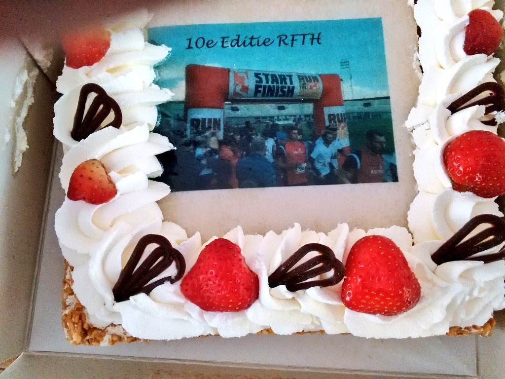 Friends_Run's tweet image. Kijk nou, da's een leuke verrassing? Een @RunfortheHunger taart van @HouseOfSports en @THPNederland. Dank jullie wel