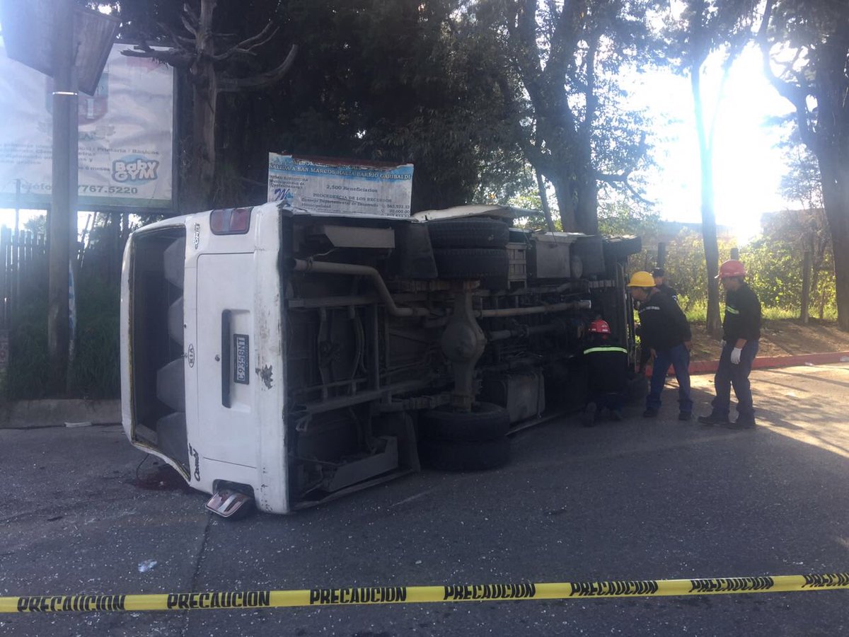 MarianCruzDL's tweet photo. Tránsito lento  en el Km. 204 por la licorera en Quetzaltenango por bus volcado. https://t.co/GkDyPDAMsm