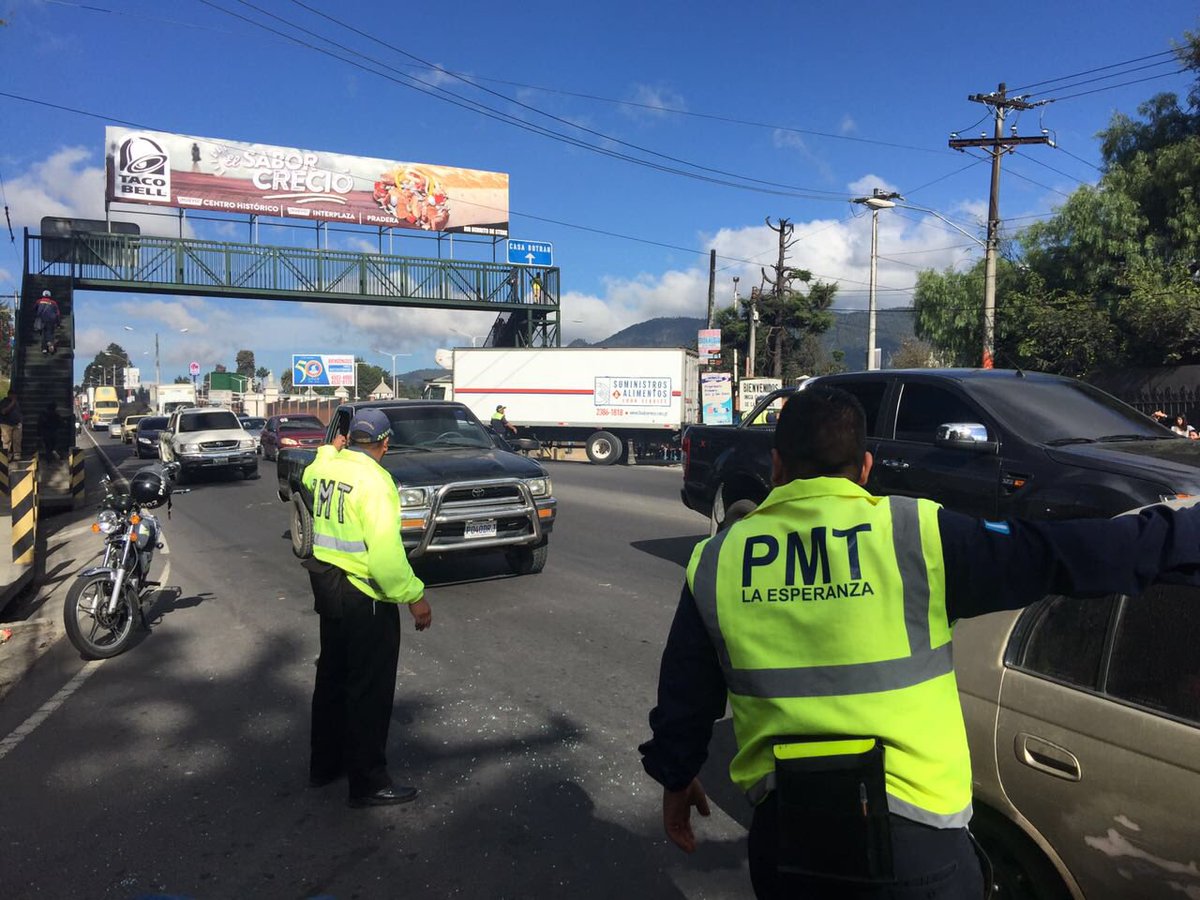 MarianCruzDL's tweet photo. Tránsito lento  en el Km. 204 por la licorera en Quetzaltenango por bus volcado. https://t.co/GkDyPDAMsm