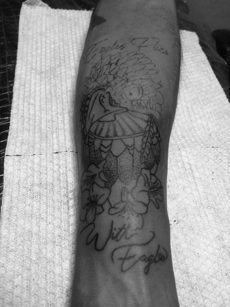 Ch1ch0_07's tweet photo. <3 #MiNuevaAdquisicion :3 *___* #Tattoo #Eagle #Flowre´s #ChikTattoo #Tinta&Pasión #EaglesFliesWithEagles #NroOnce #NuncaPar #ForeverTattoo https://t.co/8HLNDmS54X