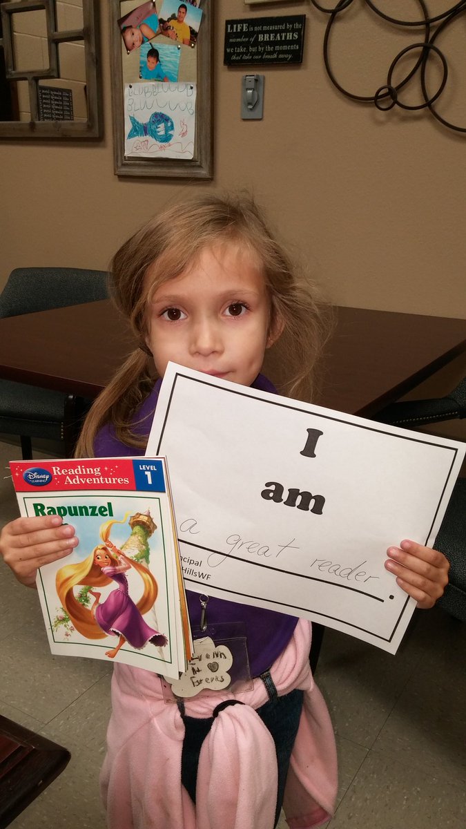 TinaBearden2's tweet photo. Look who received a proud principal award. @SouthernHillsWF https://t.co/AvlcxkyZcc
