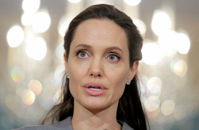 Анджелина джоли худая. Анджелина джоли 2022. Анджелина джоли 2002. Расстройство анджелины джоли. Анджелина джоли.