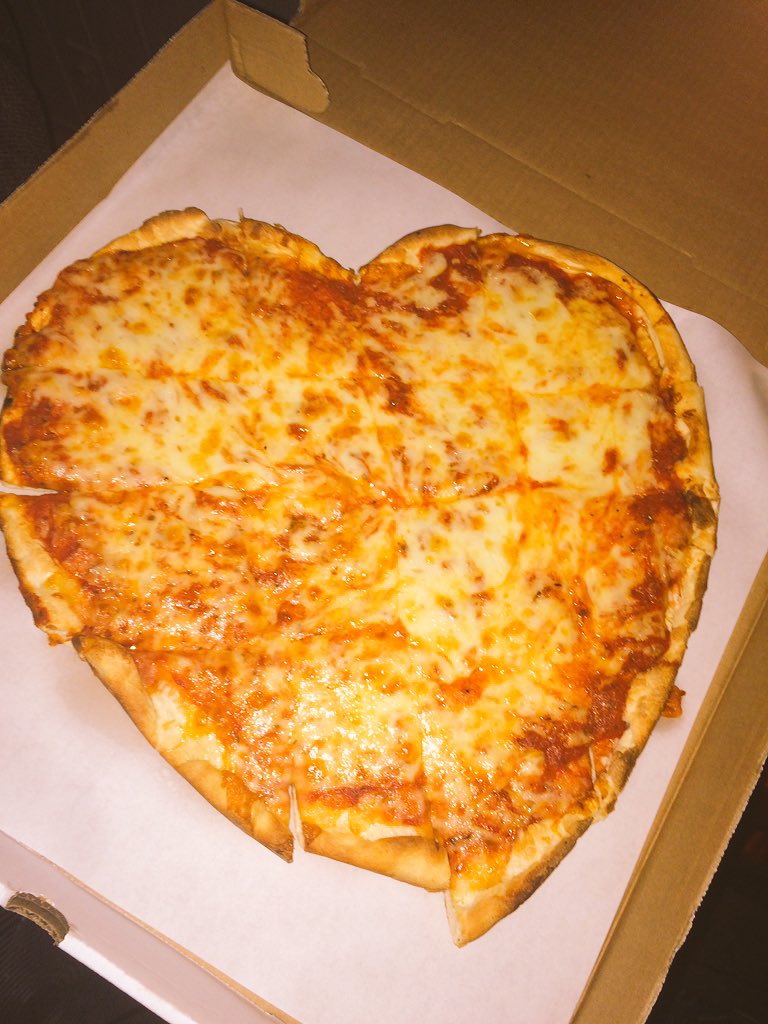vanessainboston's tweet photo. when your dinner loves you right back... 🍕| #reasonstosmile #shoplocal #thingsiate https://t.co/RwiWr2meqX