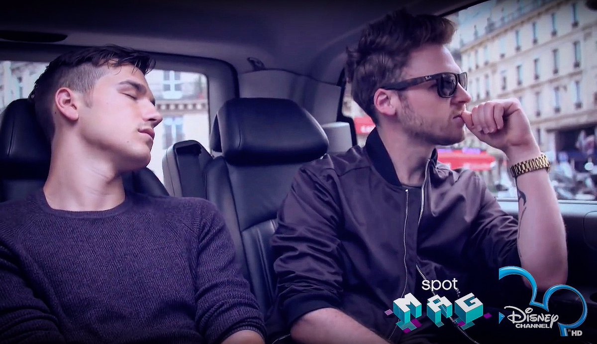 MarkSiegel's tweet image. Happiest of Birthdays @JacobWhitesides 🎉 Here is a picture of us deeply engaged in meaningful conversation. Here's to a great year.