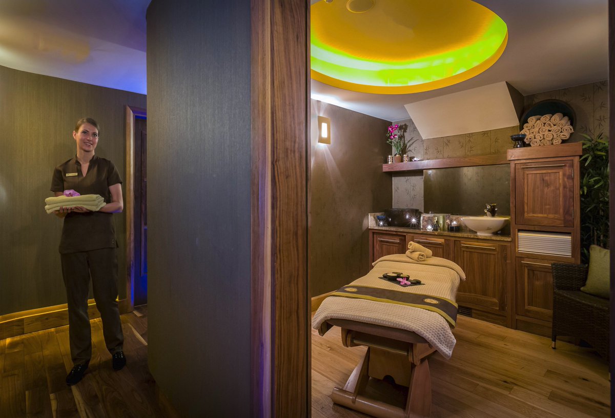 royalmarine's tweet photo. Excitement at sansanaSPA last night as we launch our new Treatment Menu🎈🎈 #dunlaoghaire #dublinspa #relaxation https://t.co/YgvJVc48G1 https://t.co/qhlbg9QgZg