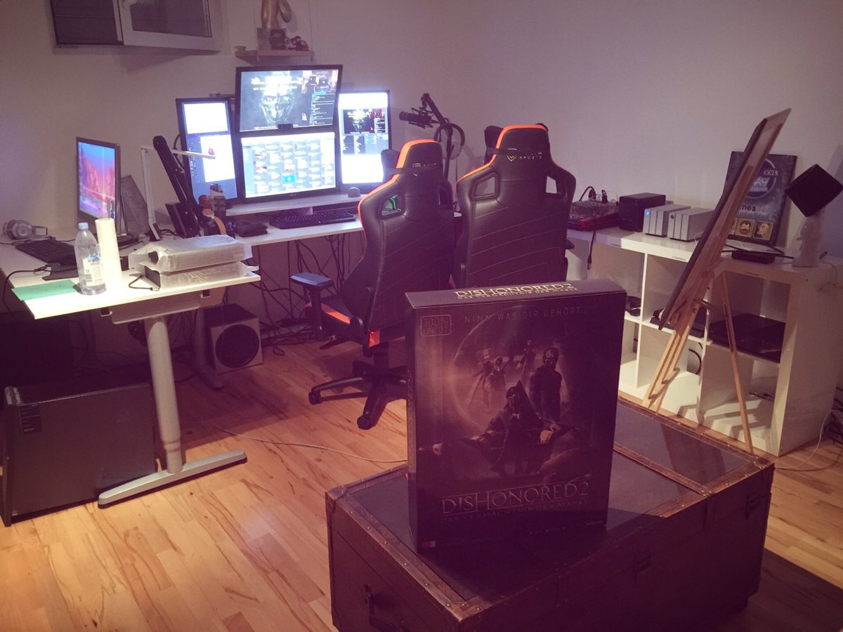 Gronkh's tweet image. Bereit für die Jungfernfahrt vom neuen Studio. Wird schon schiefgehen 😅🎈

Ab 18 Uhr geht's dann los. Oha! 😱😄