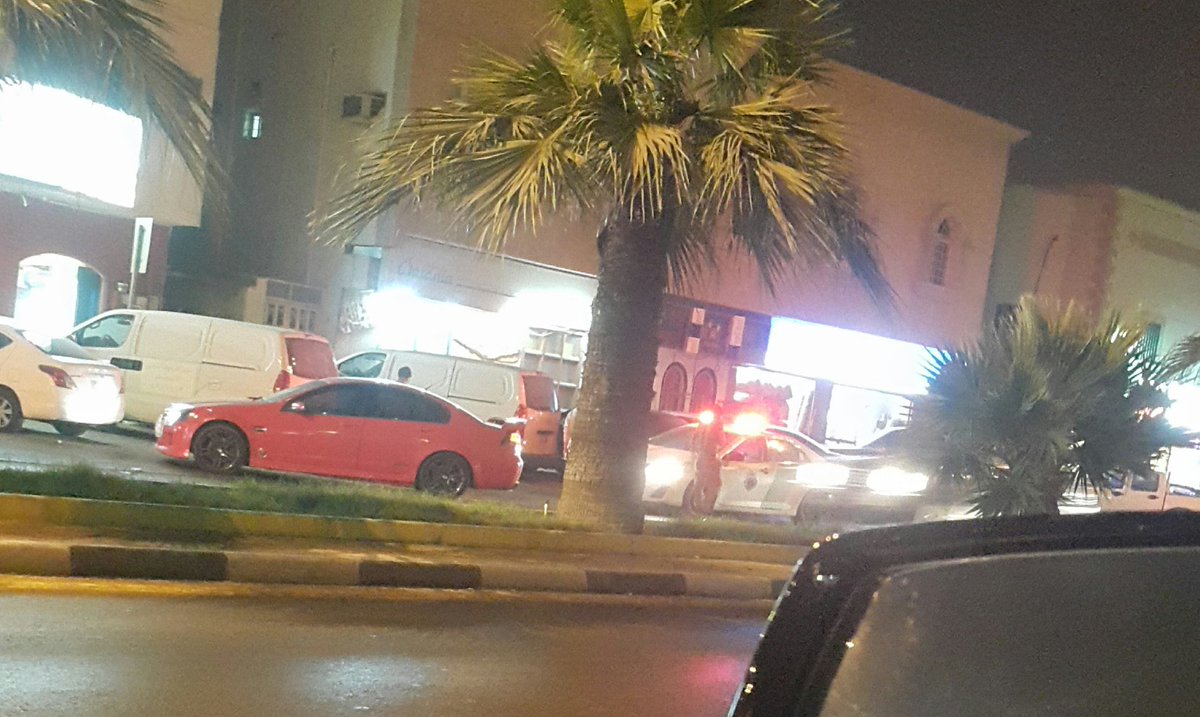 NasserZn202099's tweet photo. بالله وش مخالفته ؟؟ 
واقف يطلب عشاء وسيارته تنحجز !! 
#المرور_يتمادى #المرور_يستهبل https://t.co/Q07Cuje9Ev