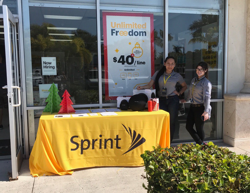 SPRINTPEM's tweet photo. Table event outside!!! Reeling in those customers going to Panda and Firehouse. @SprintLana @clubric #switchtosprint https://t.co/PTkPnsl3TH