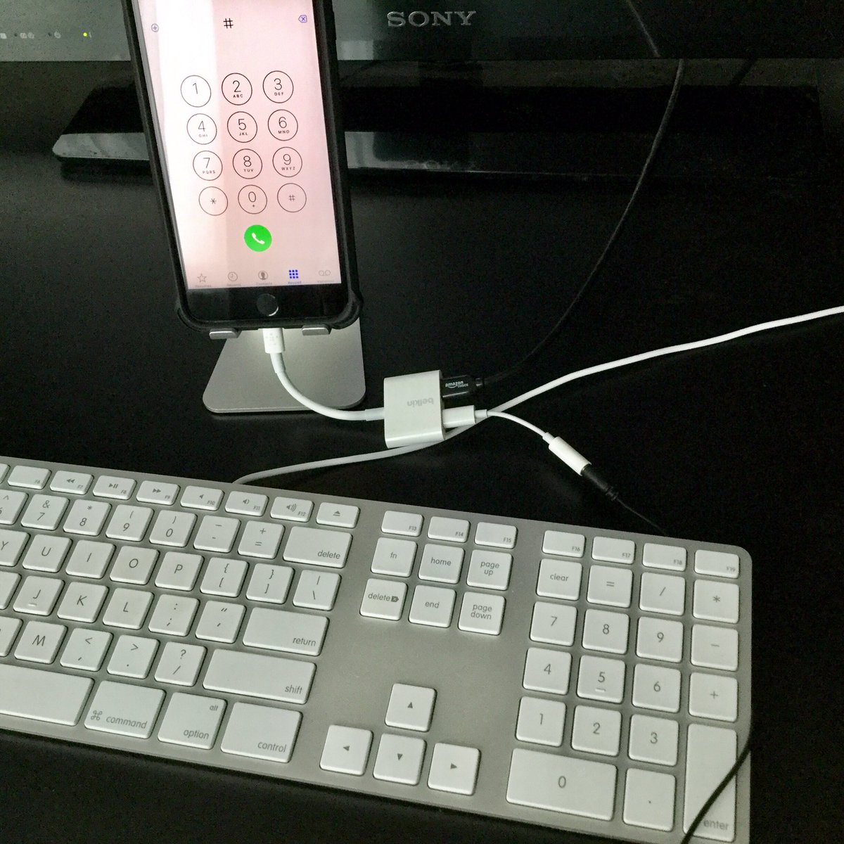 This #dongle into dongle is much cleaner😤
Thanks #Apple!
#tech #gadgets #iPhone7