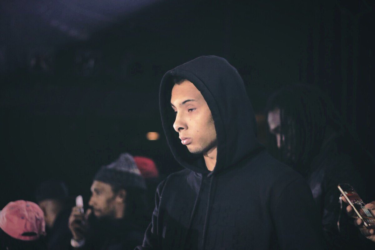 KameronBennett's tweet photo. Even in a room full of Thousands of people.. Remain focused &amp; the right things will always fall into place https://t.co/T09XUMdZ6Z