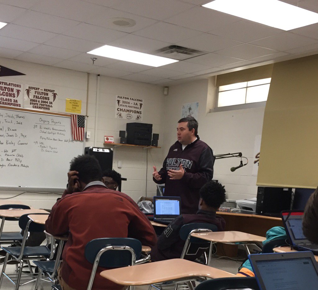 mlingerfeltFHS's tweet photo. @RussellMayes12 explaining the difference between expository writing & a radio piece. #fultonwrites @fultonprincipal https://t.co/dzXr0wtxLj