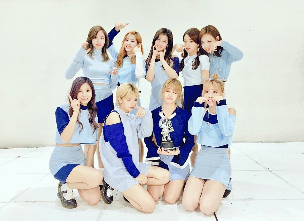 TWICE_TZC's tweet photo. 원스 여러분이 주신 1위 트로피! 감사합니다TT 앞으로 더 열심히 하는 트와이스가 될게요! 항상 힘이 되어주셔서 감사합니다!
#ONCE #원스 #TWICE #트와이스 #TT6thWIN https://t.co/OvwNQMOTsp