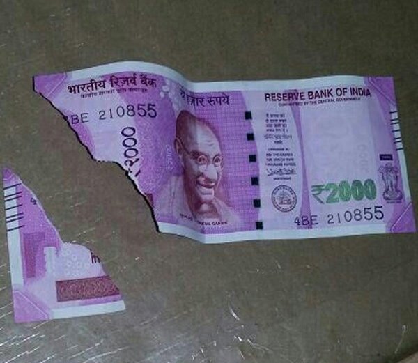 news24tvchannel's tweet photo. What happened when a youth tried to locate 'GPS chip' in Rs 2000 note! #Rs2000note #GPSChip https://t.co/B2bH509Uxb https://t.co/78fneYDFyO