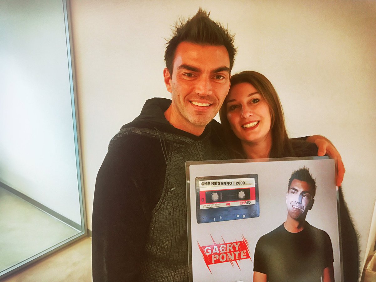 grazie @WARNERMUSICIT @sara_andreani_ per questo bel regalo PLATINATO @mgomez_a https://t.co/JPZcmhL1qm